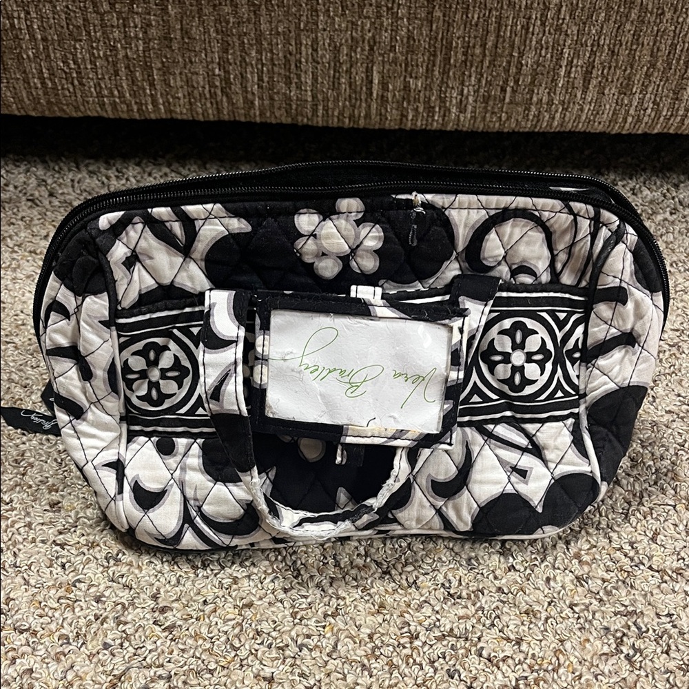 ⭐️3/$20 Vera Bradley Black and white Quilted lunch Bag